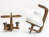 deux meubles posés sur une surface blanche