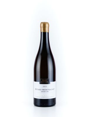 une bouteille de vin rouge sur fond blanc