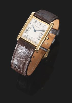 gros plan d'une montre sur une surface noire avec un fond noir