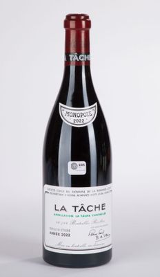 une bouteille de vin rouge de La Tâche, en France, sur fond blanc