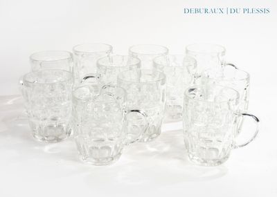 un grand nombre de verres posés sur une table