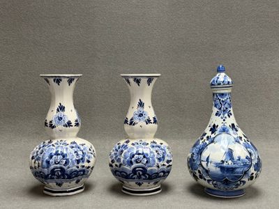 DELFT. Paire de vases et pot couvert en faïence.