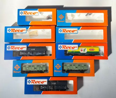 six boîtes de petits trains empilées les unes sur les autres