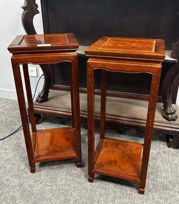 paire de tables d'appoint anciennes en bois avec des plateaux en verre