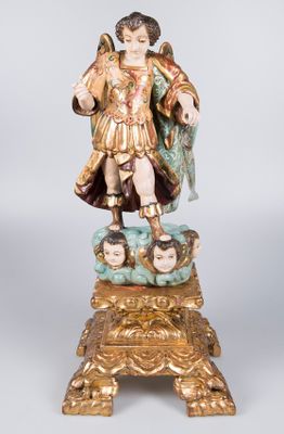 une image représentant la statue d'un homme sur un socle