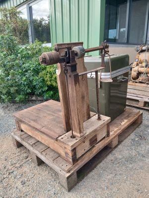 une machine posée sur une palette à l'extérieur