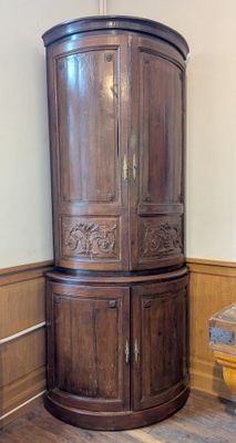 un meuble en bois dans le coin d'une pièce