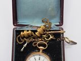 une boîte contenant une horloge, posée sur une table