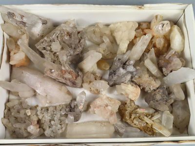 une boîte contenant des cristaux et d'autres pierres, posée sur une table