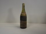 une bouteille de vin posée sur une table