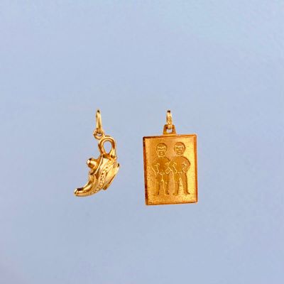 un pendentif en or orné d'un éléphant et d'un oiseau