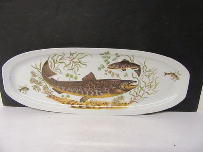 un plateau orné d'un motif de poisson, posé sur une table