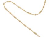 un collier en or dont la chaîne est mise en valeur sur un fond blanc
