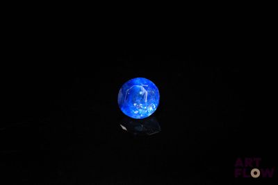 Dans l'obscurité, la boule bleue s'illumine d'une lumière bleue