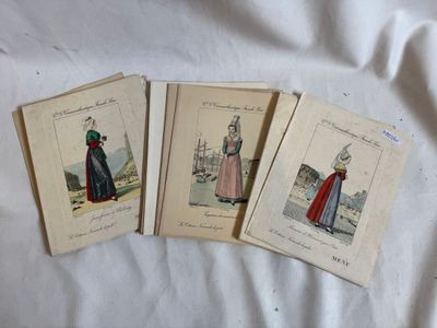 Trois costumes d'époque, pour hommes et pour femmes, sont exposés sur un lit.