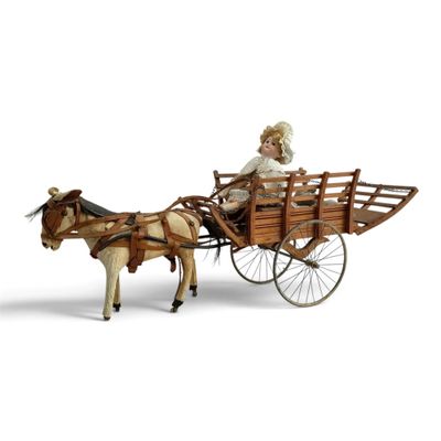 une figurine représentant une femme dans une calèche
