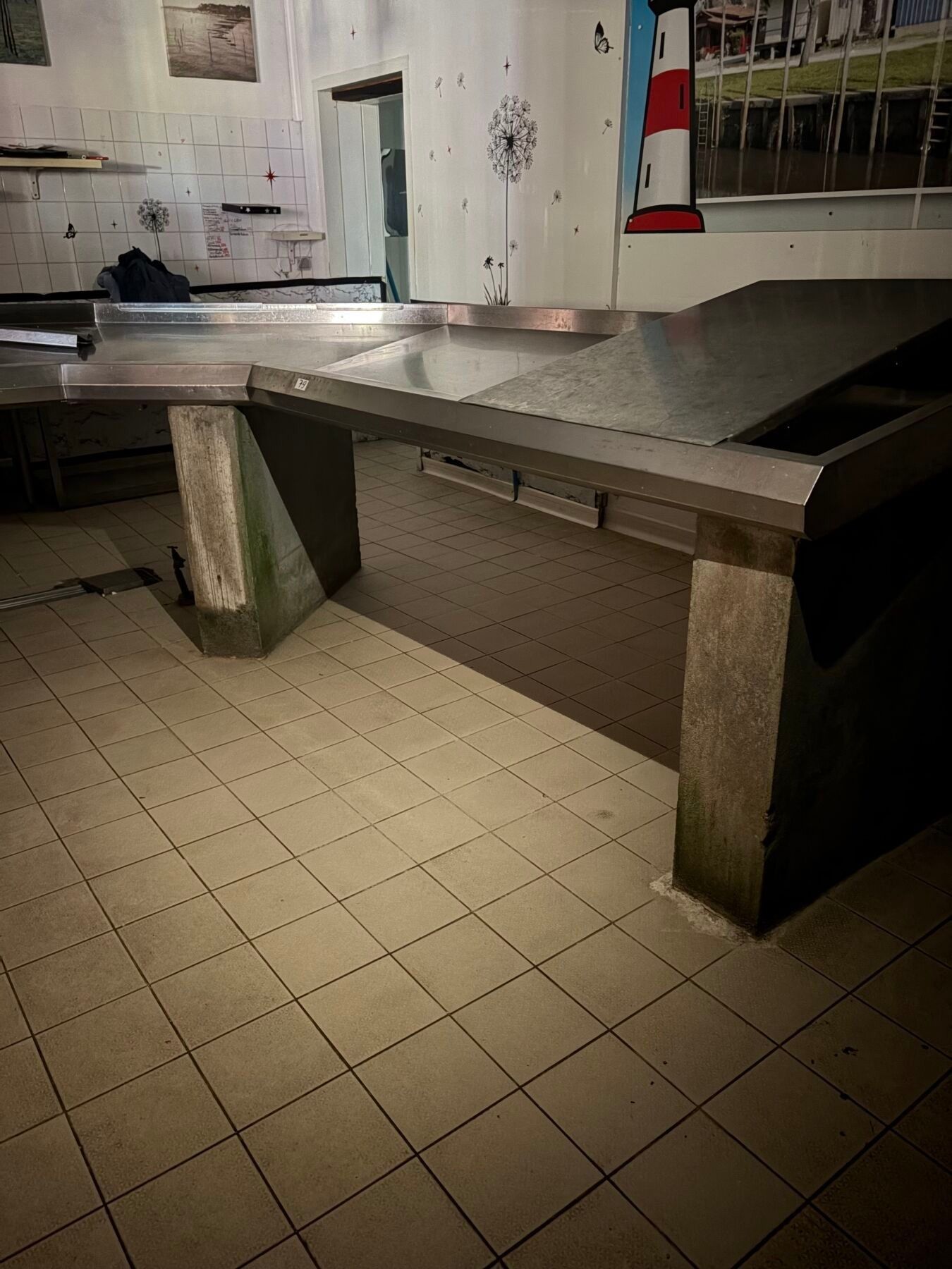 Un banc à poisson fixe à poser formant un L avec douchette, …