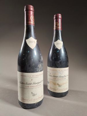 deux bouteilles de vin posées sur une table l'une à côté de l'autre