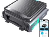 un appareil fonctionnant à l'énergie solaire, avec un téléphone portable à côté