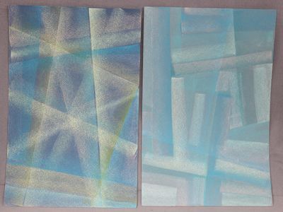 deux tableaux représentant des formes abstraites bleues et blanches sur un fond rose