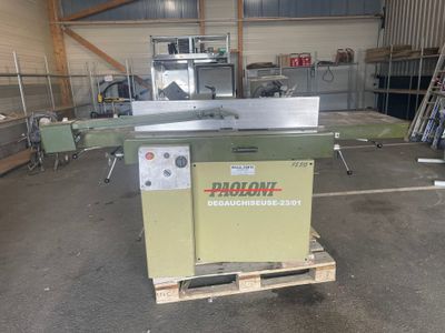 l'image d'une machine installée dans un entrepôt