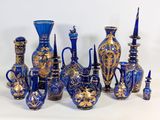 beaucoup de vases bleus et dorés sur la table