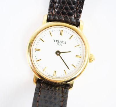 une image d'un gros plan d'une montre-bracelet sur une surface blanche