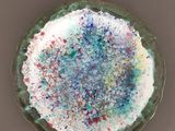 un gâteau parsemé de paillettes dans un saladier posé sur une table