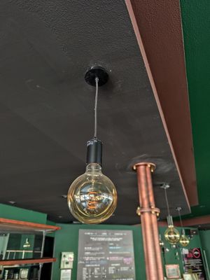 une lampe suspendue au plafond d'un restaurant