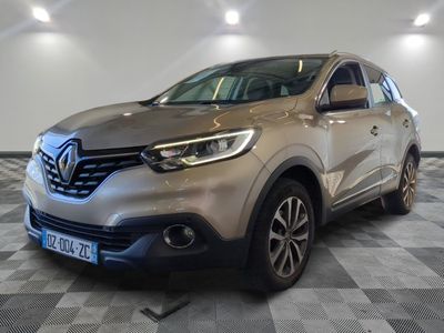 l'avant d'une voiture argentée garée dans un garage