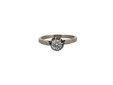 gros plan d'une bague en diamant sur fond blanc