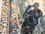 l'ombre d'une personne sur un tapis posé à même le sol