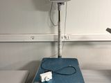 une image représentant une balance posée sur une table dans une pièce