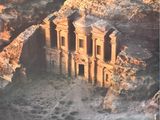 la couverture d'un magazine sur laquelle figure, au centre, la photo d'un bâtiment
