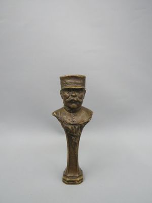 statue représentant le buste d'un homme coiffé d'un chapeau