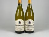 deux bouteilles de vin blanc posées l'une à côté de l'autre sur une table