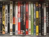 beaucoup de DVD dans une boîte posée sur la table