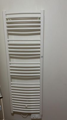 un radiateur blanc dans un coin de la pièce