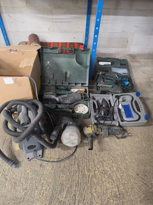 un tas d'objets divers éparpillés sur le sol d'un garage