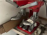 une boîte à outils rouge contenant des outils, posée sur une étagère