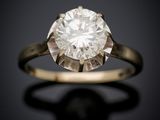une vieille bague sertie d'un diamant taillé, sur fond noir