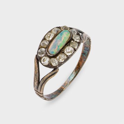 une bague en oplite et diamants