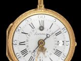 une montre de poche en or avec des chiffres romains sur le cadran