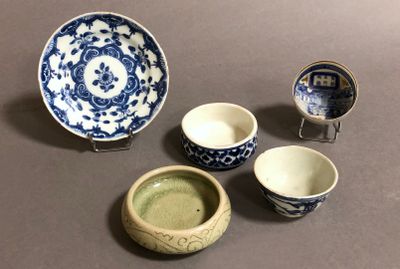 ASIE. Lot en porcelaine, comprenant : un vase rouleau ou pot…