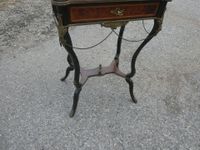 Table travailleuse plateau en marqueterie et cartouche nacre… (photo 2)