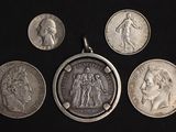 six types différents de pièces d'argent sont représentés sur un fond noir