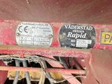 un gros plan d'un tracteur tirant une remorque rouge