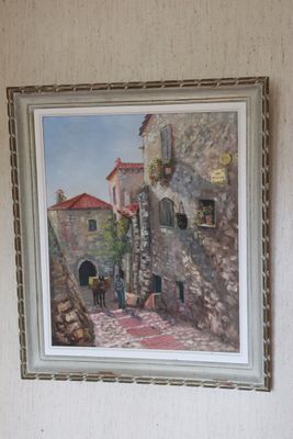 a picture of a painting on the wall above a bed