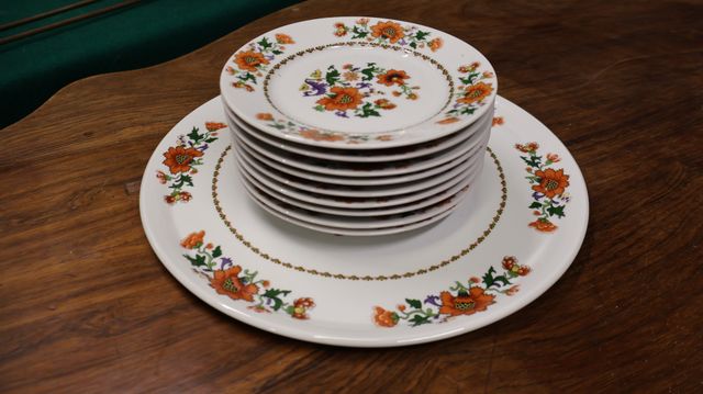Service à dessert en porcelaine de Couleuvre : un plat et 9 assie...