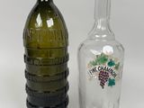 deux bouteilles de vin posées l'une à côté de l'autre sur une table